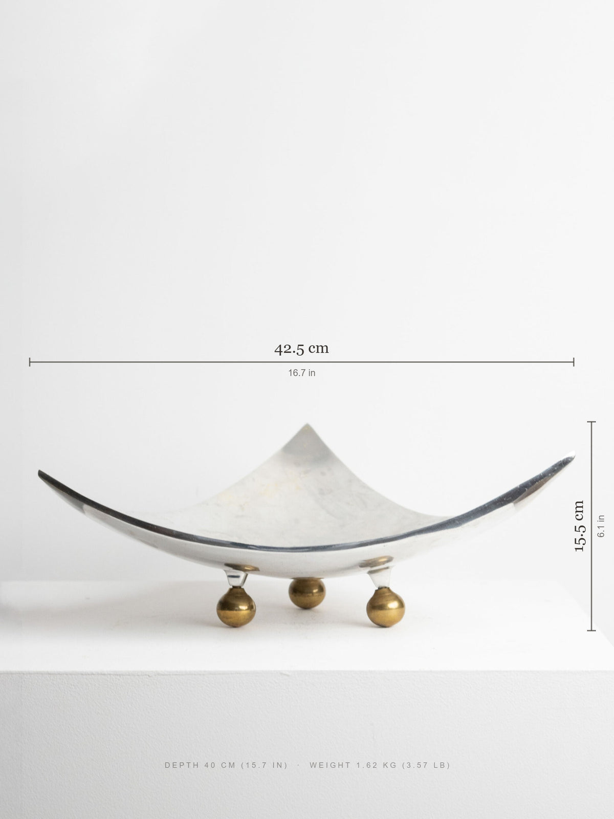 Large Four-Point Centrepiece Bowl in Aluminium on Three Brass Ball Feet, circa 1970s to 1980s — detail view