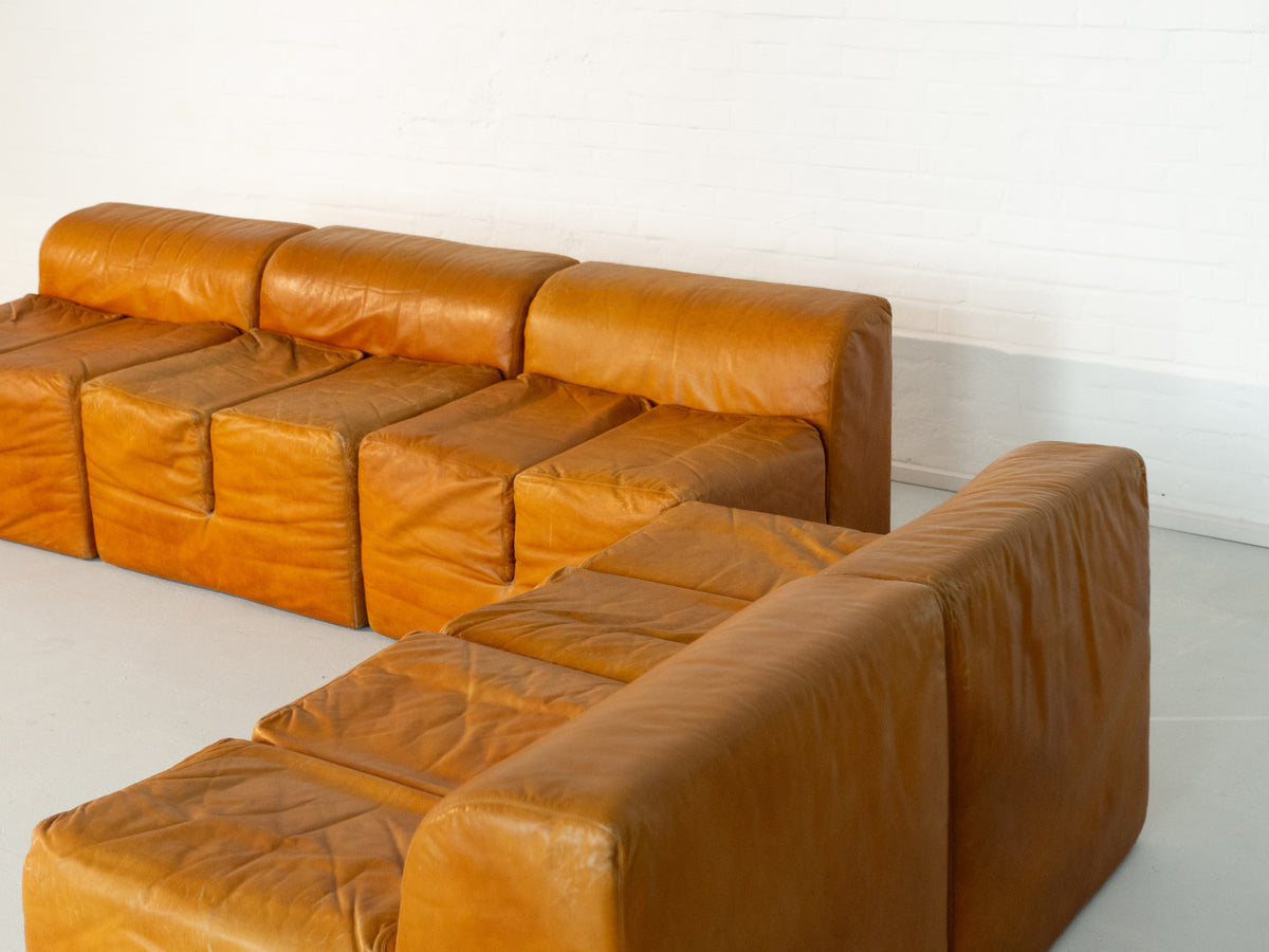 Cognac leather Ipercubo modular sofa corner detail view
