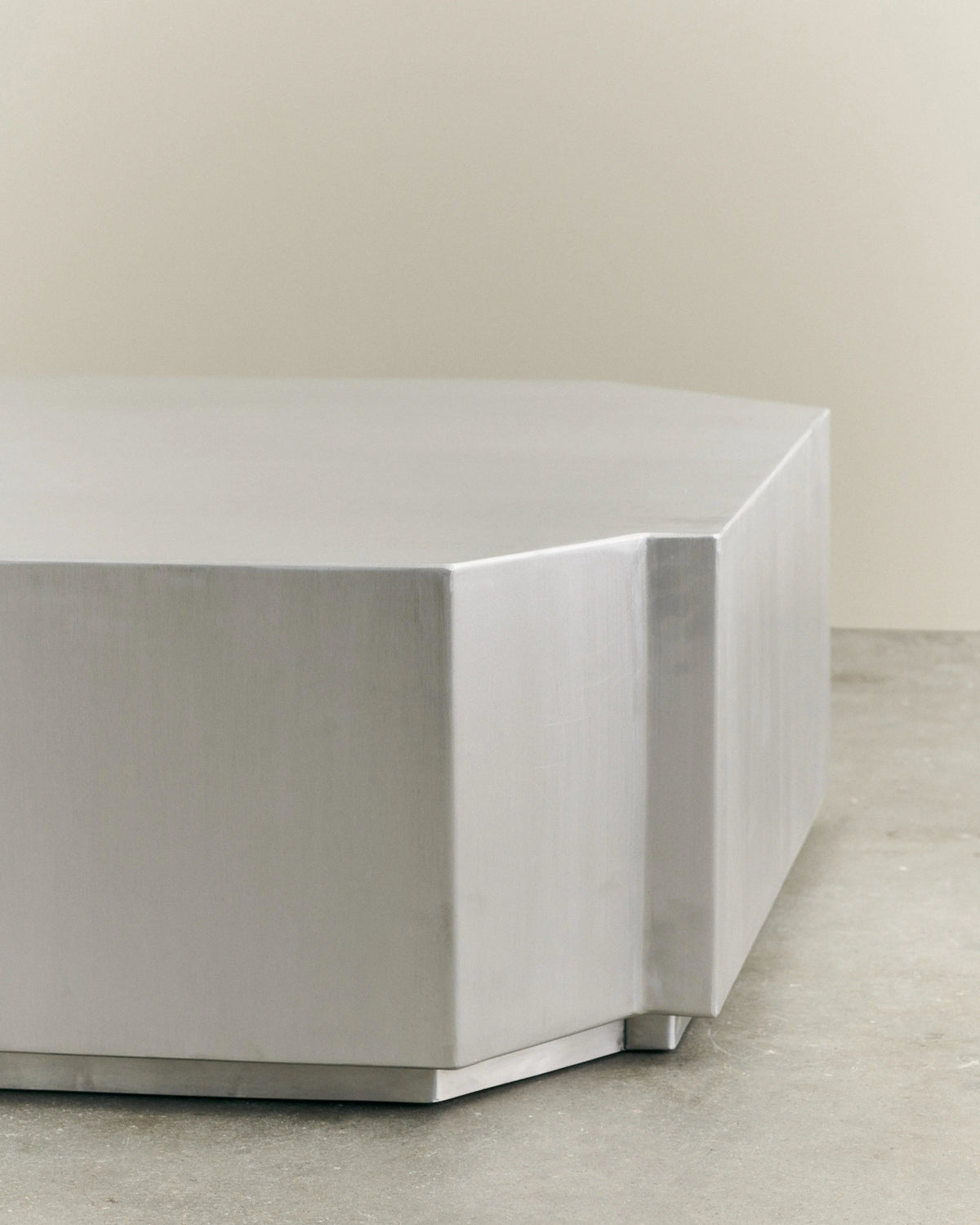FUNKI LOUNGE TABLE SQUARE — close-up