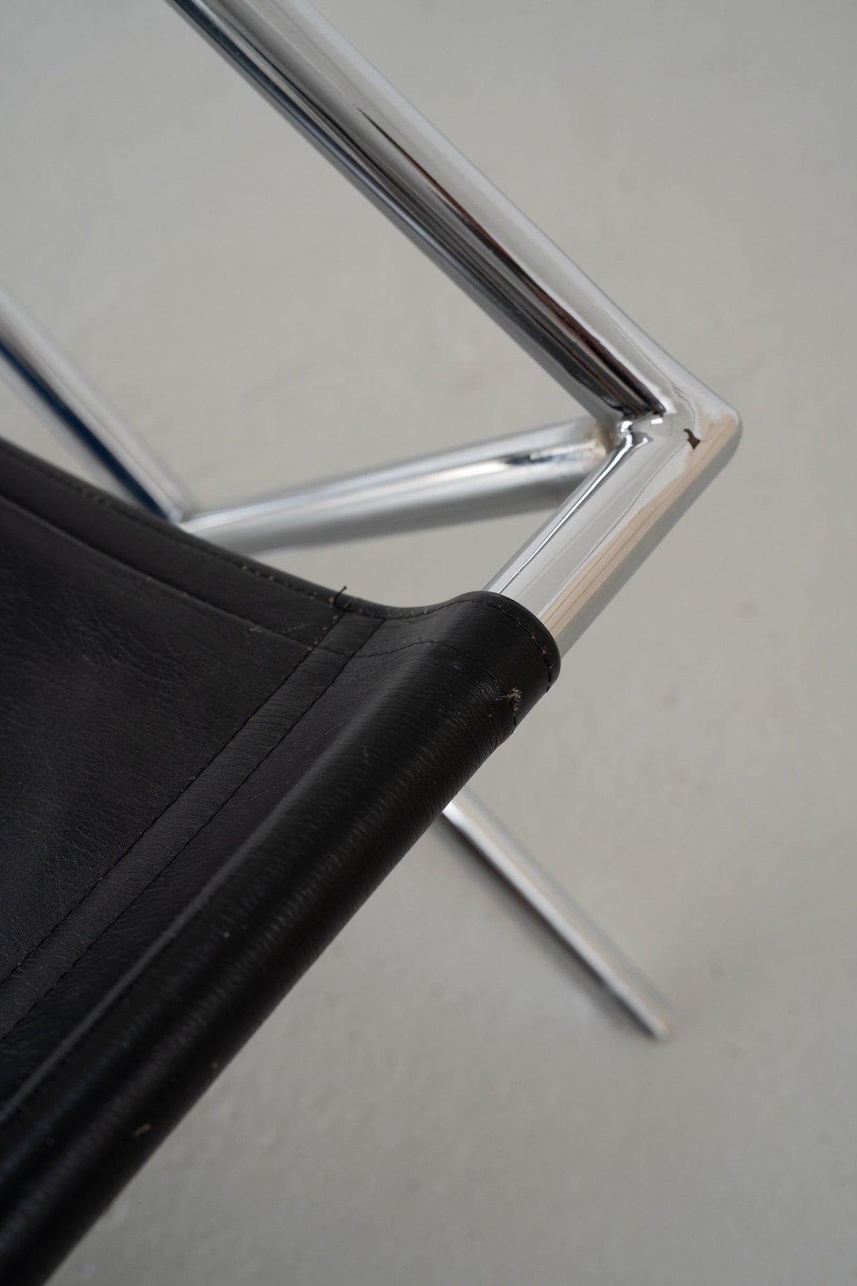 Postmodern Tubular Leather Sling Chair — close-up