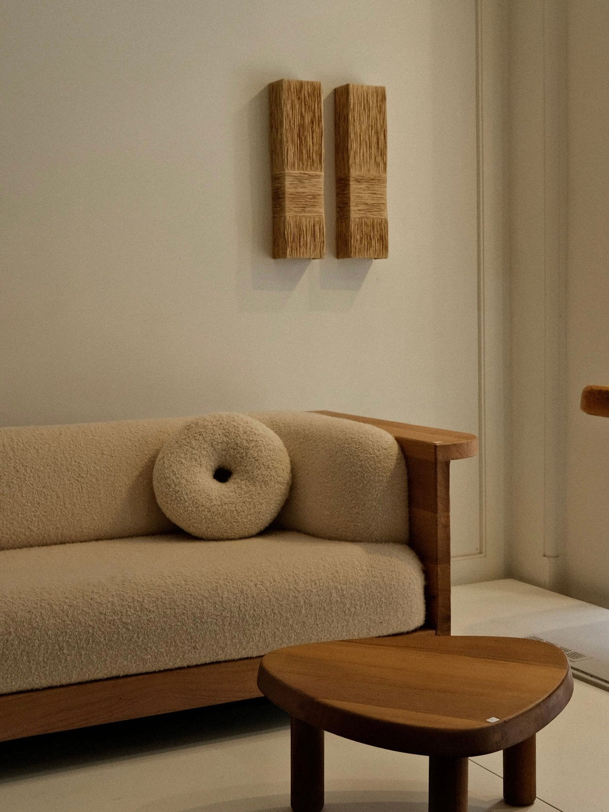 "Eliane" Wall Sconce in raffia — detail view