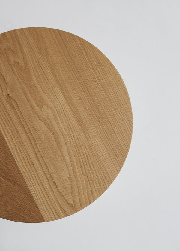 Axel Side Table in Solid Wood — close-up of round oak tabletop texture