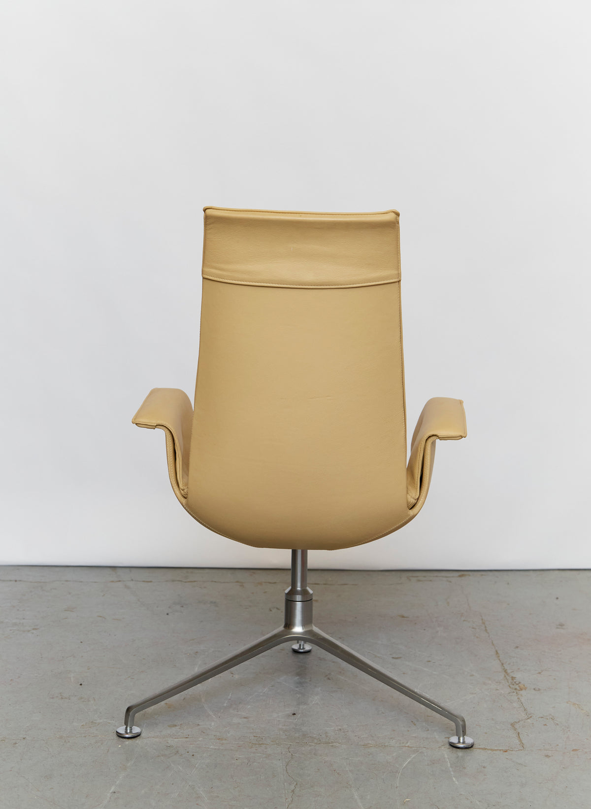 Beige leather swivel tulip chair rear view by Fabricius Kastholm