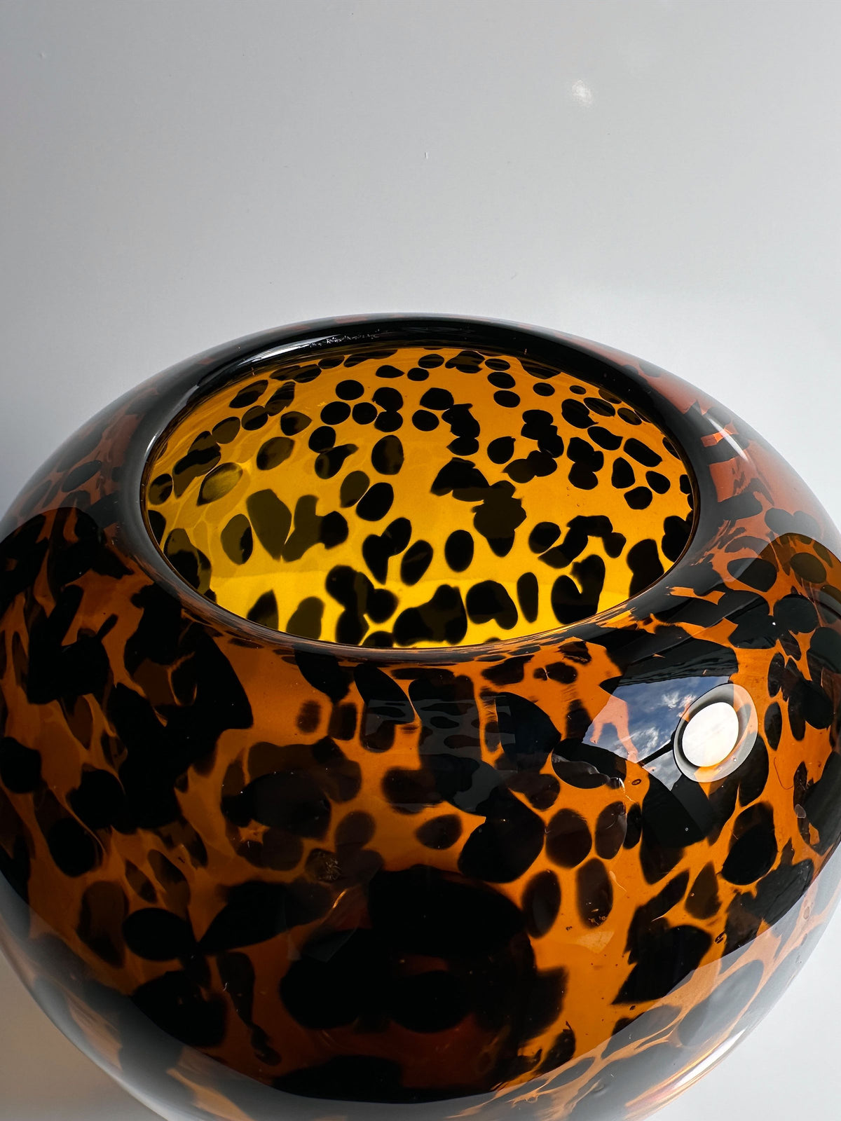 Tortoise vase Murano for Christian Dior - 1960s — close-up of amber and black glass pattern