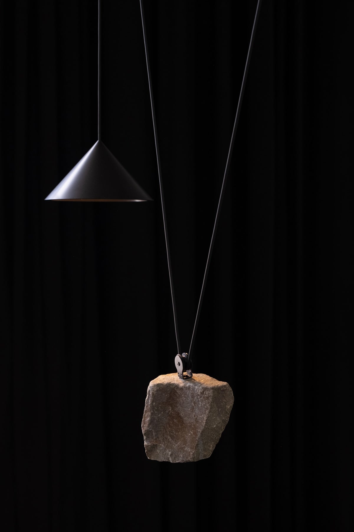 Pulse Light, single, dimmable lamp with a stone as a counterweight by Jesse Visser Designprojects | The Oblist