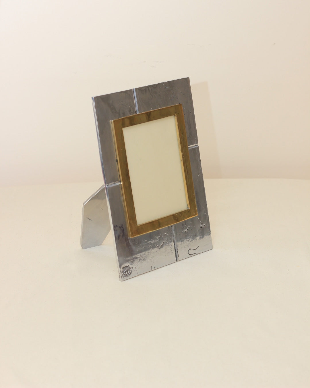 Porta Retrato Brutalista by Boga Avante Shop | The Oblist — metal frame, modern design