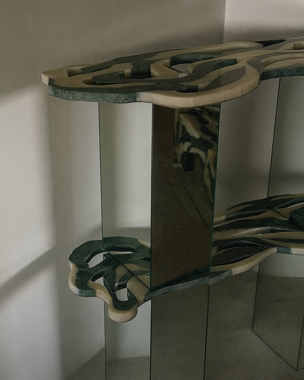 Green marble and beige resin Orbis shelf with curved organic design