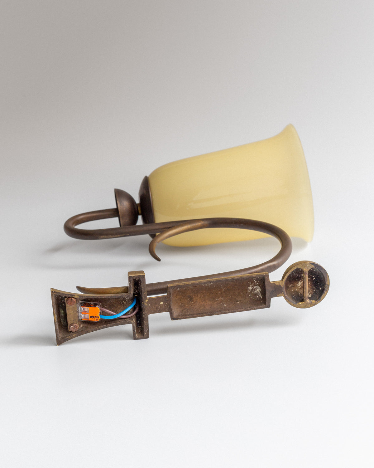 Art Deco bronze wall sconce with amber glass shade, 1930s detail