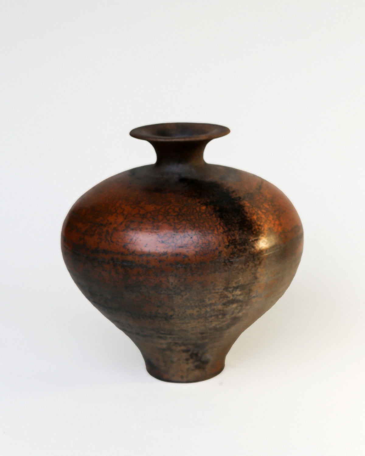 Ven Vase – Terra sigillata, smoke-fired raku by Juliette Pénélope Pépin | The Oblist