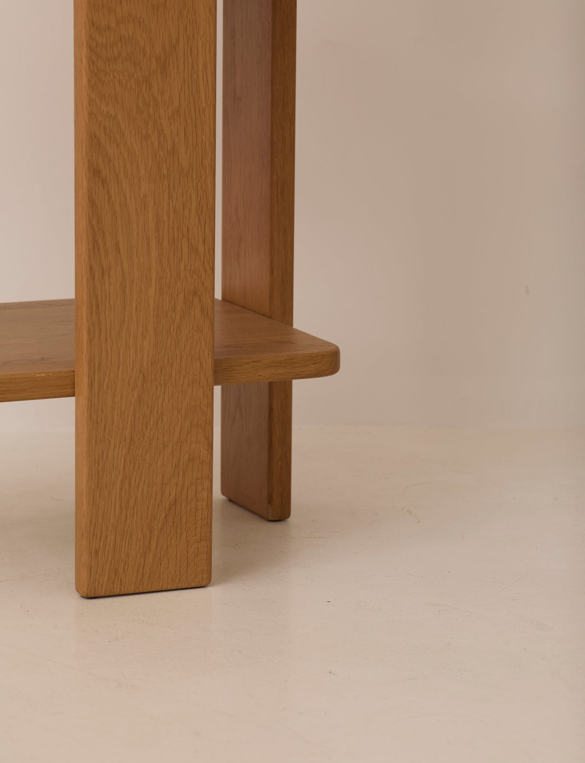 French Artisanal Shelf in Solid Oak c. 1980 — close-up of solid oak leg detail