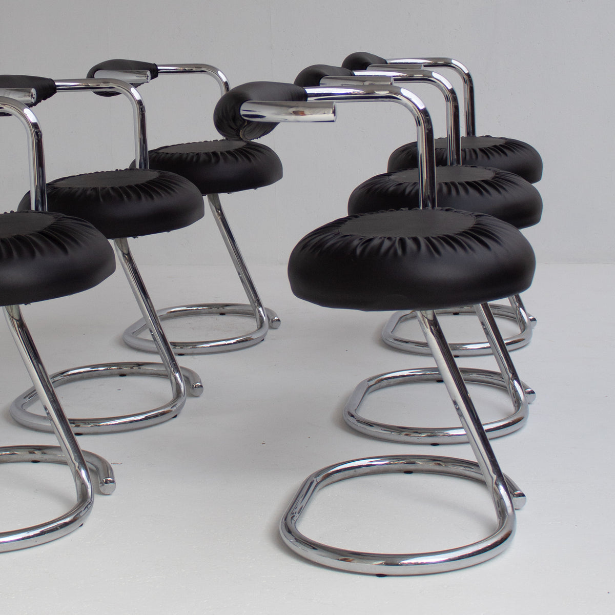 Set of 6 Cobra Chairs by Giotto Stoppino — lifestyle setting