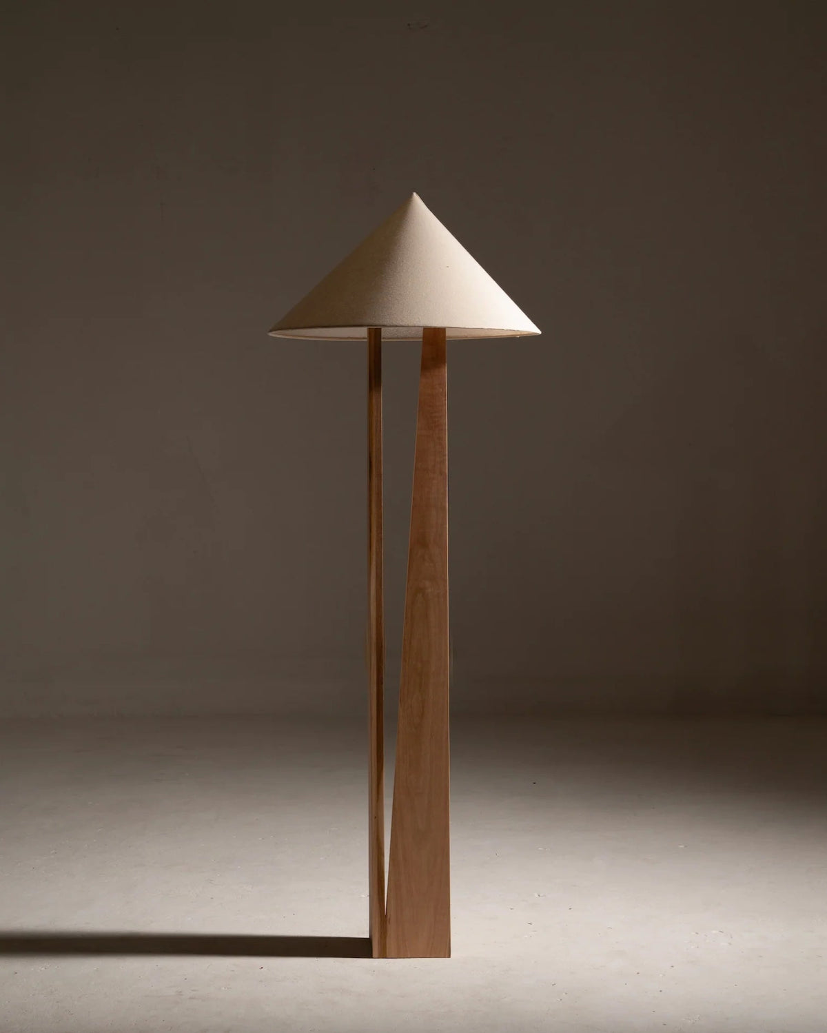 Alicate floor lamp with triangular shade and wooden post by Policronica