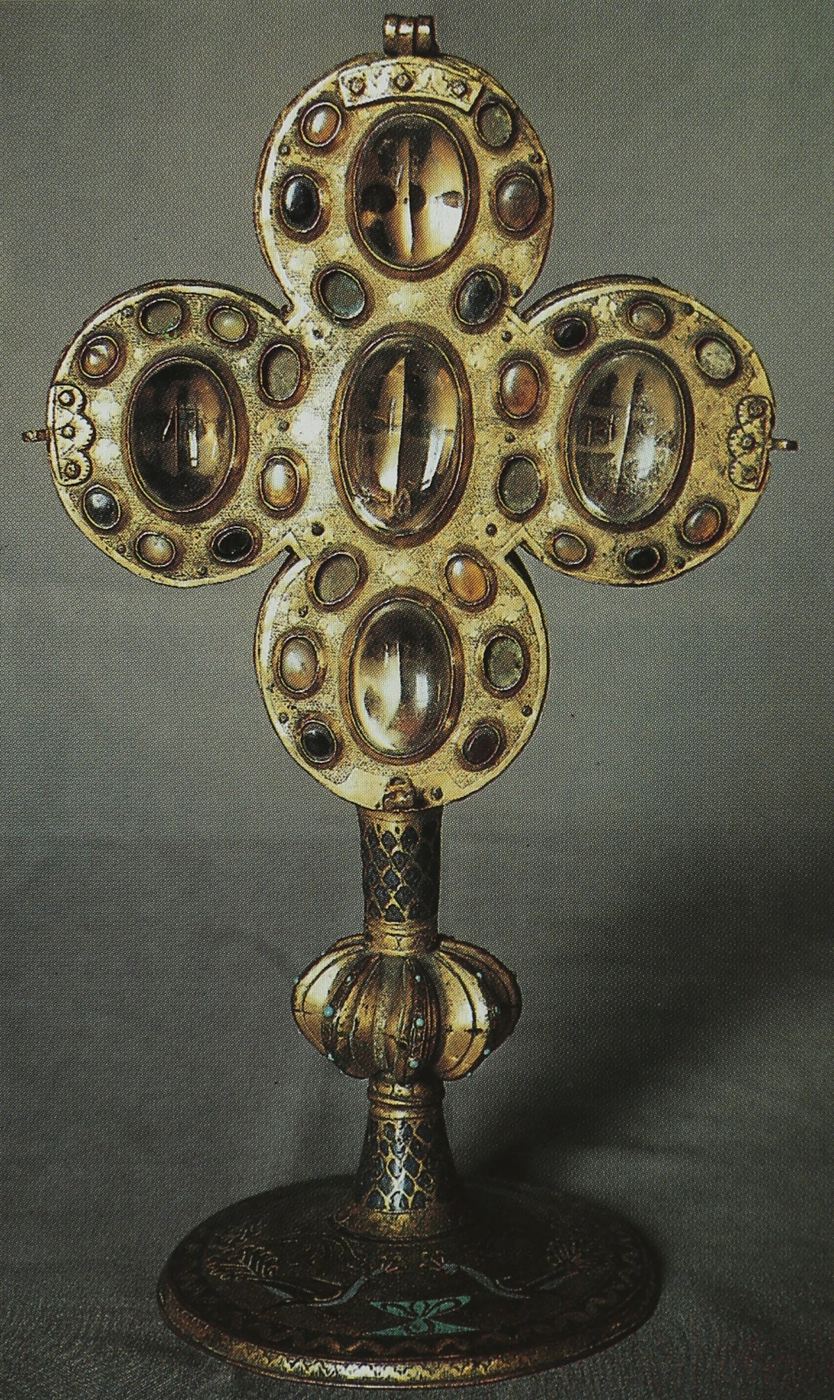 Le Grand Atlas de L’art Book Set — close-up of ornate metal cross with glass details