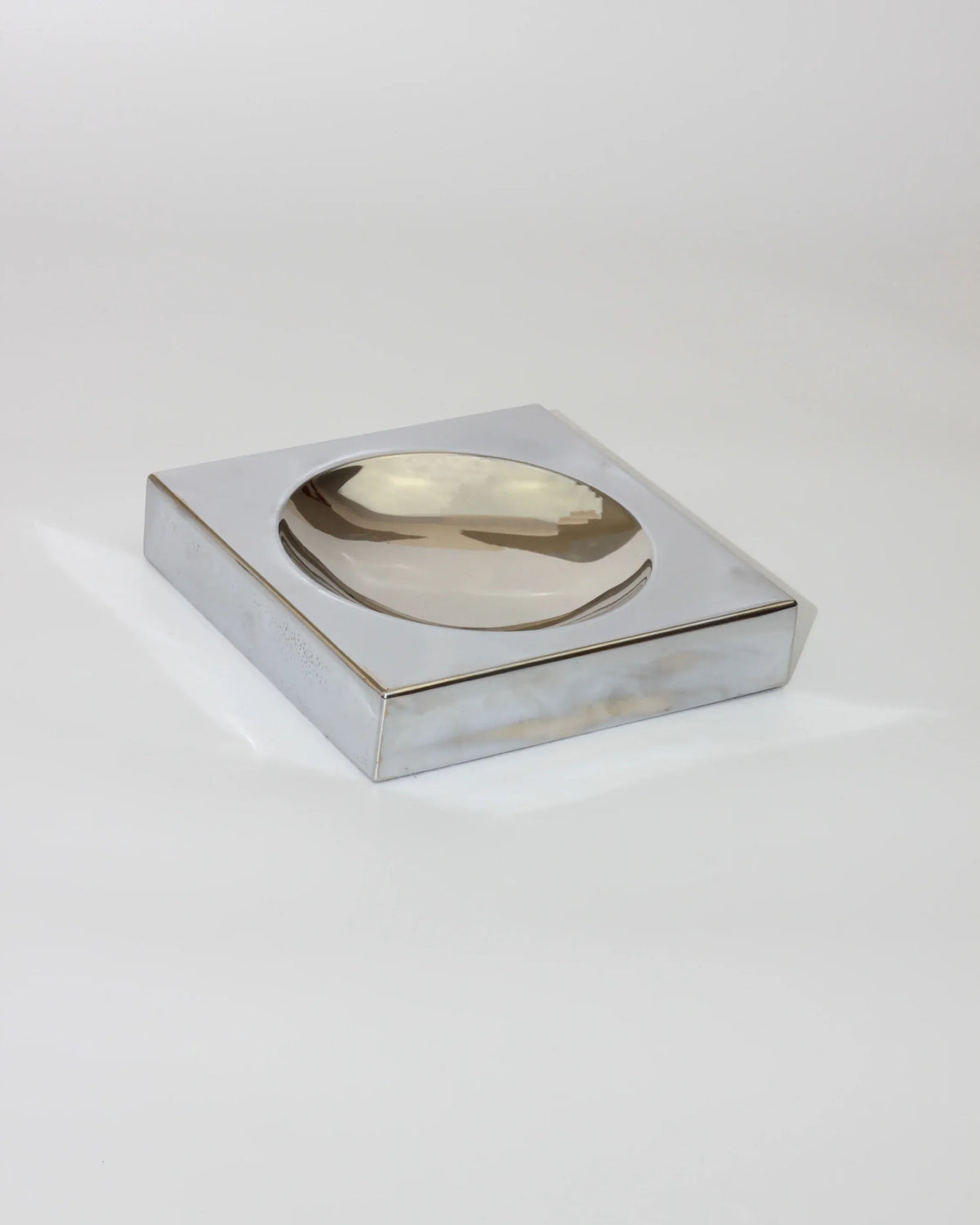 Chrome-plated square vide-poche with amber glass bowl insert