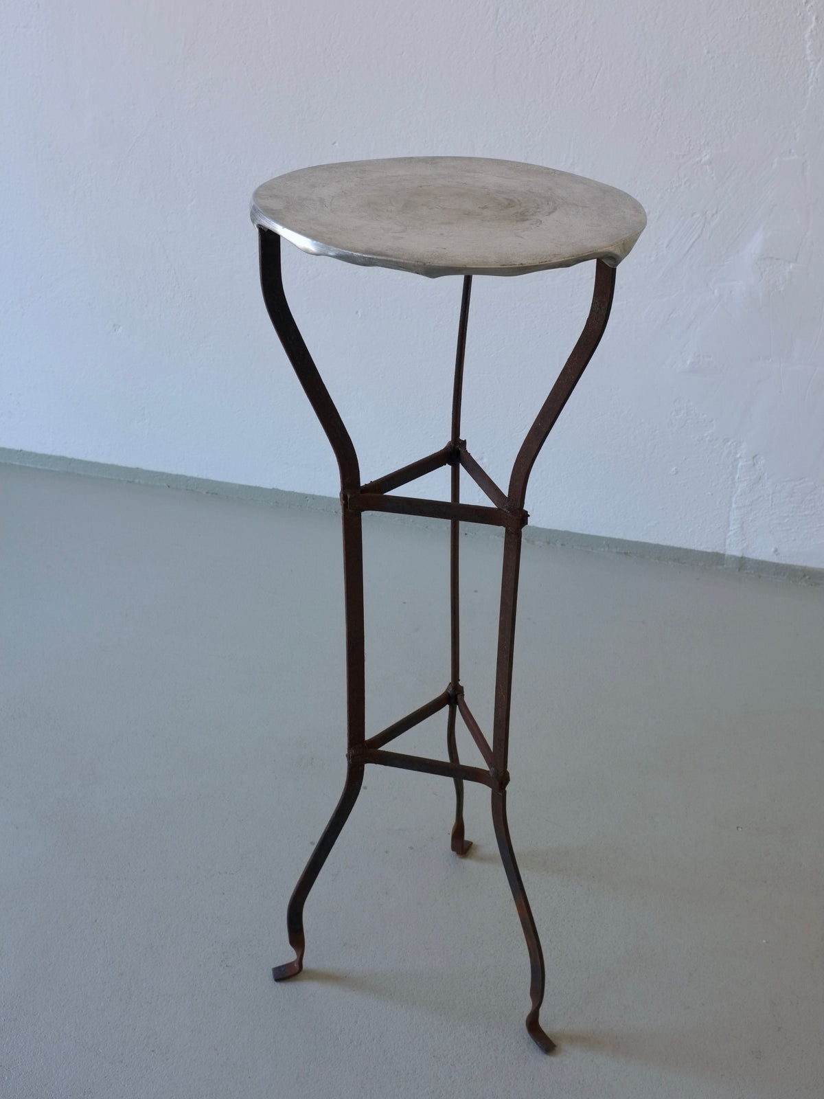 Vintage iron pedestal side table with round wooden top, full view