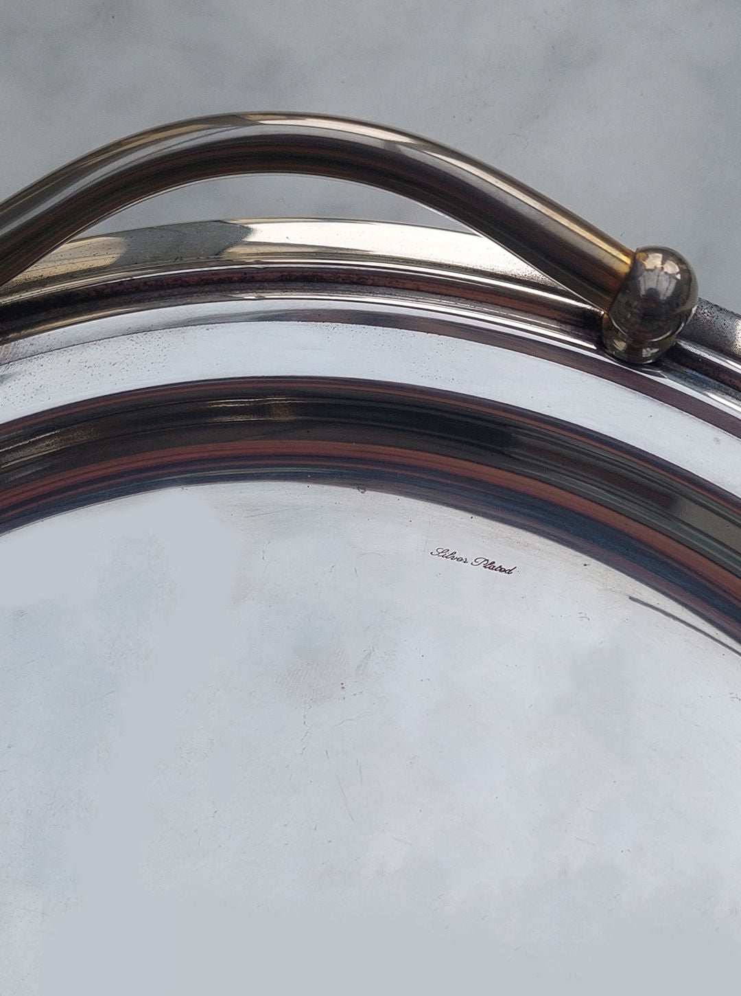 Classic and timeless large oval tray with silver-plated finish for stylish presentation