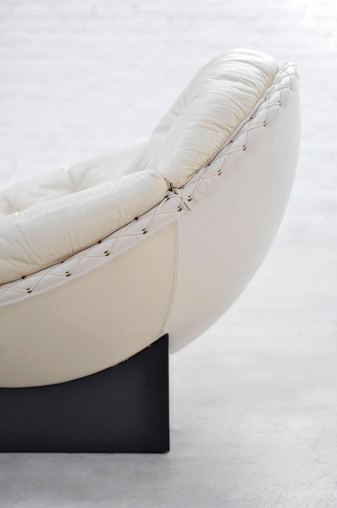 Close-up detail of cream leather upholstery with decorative stitching on Illum Wikkelsø Apollo chair