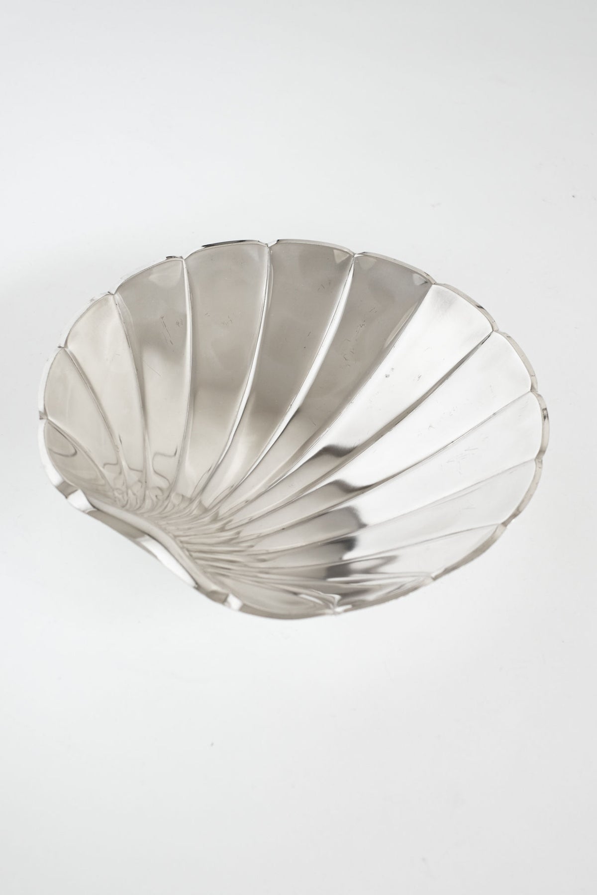 Large silverplated shell dish with ribbed pattern and elegant curves