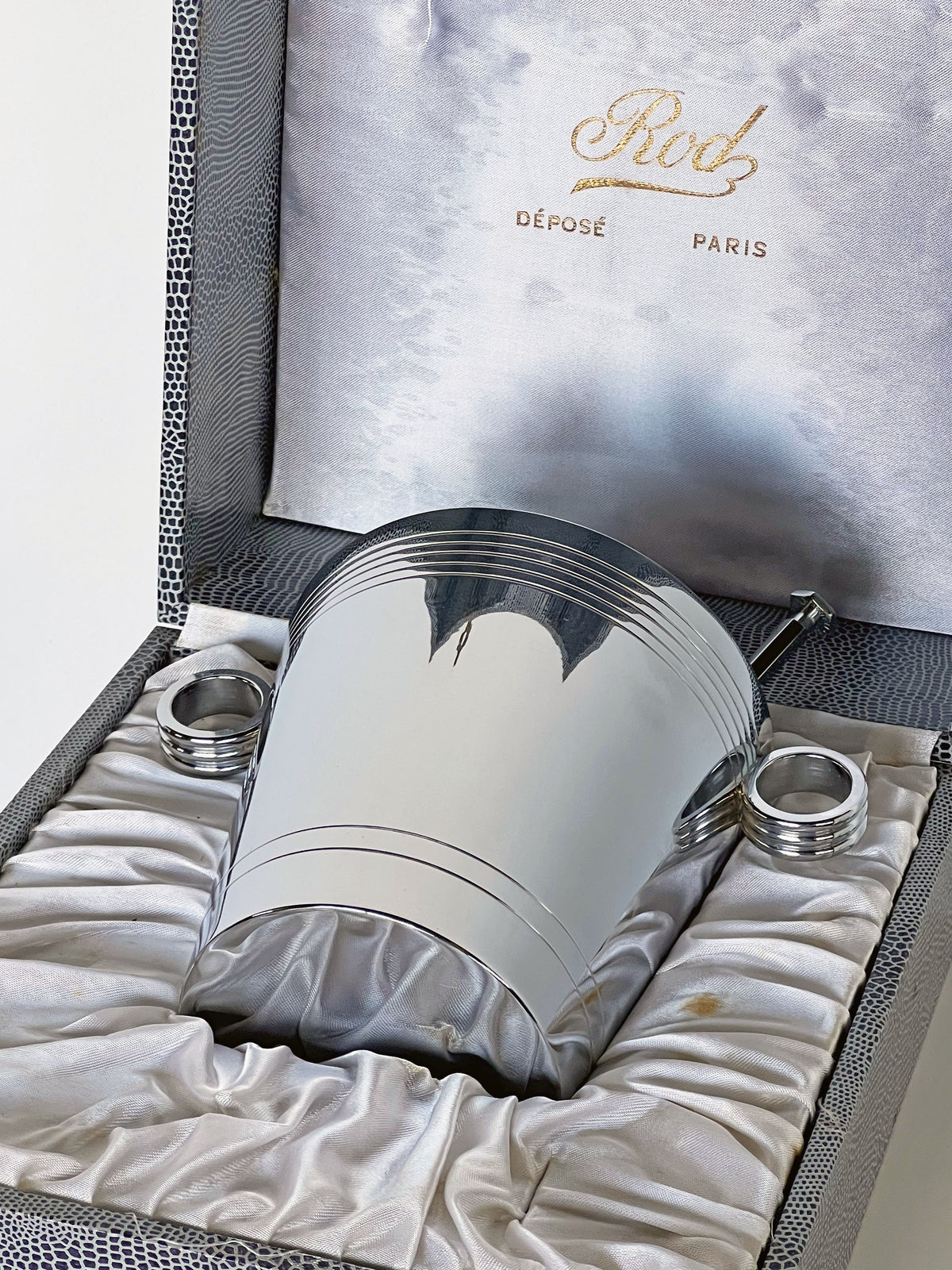Silver ice bucket with napkin rings in presentation box by Rod Déposé Paris