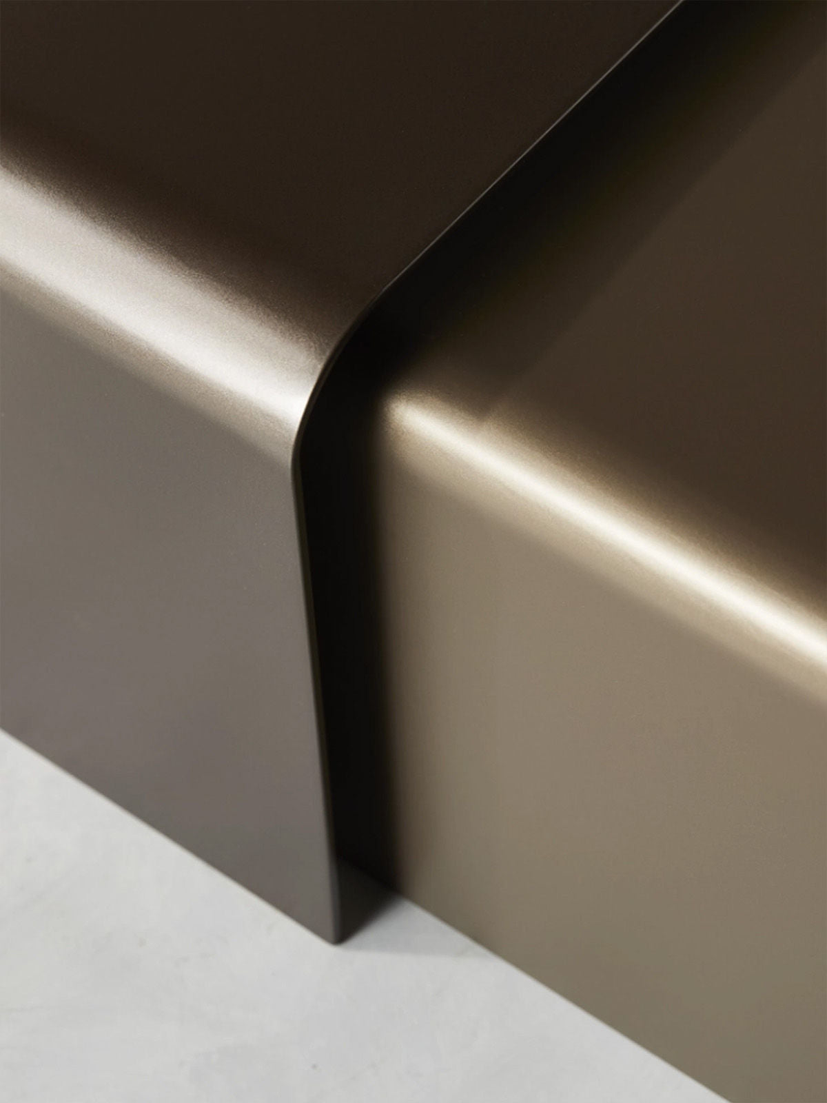Curved bronze metal detail of DOUBLE JEU coffee table by ATELIER26