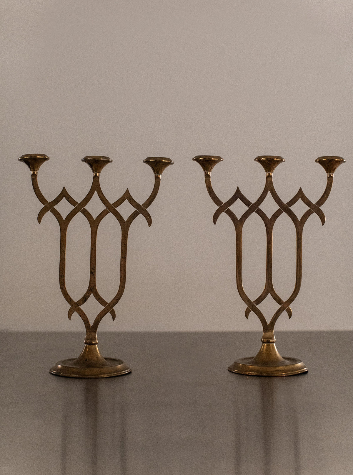 Vintage-inspired brass candleholder with leaf motif and curved arms