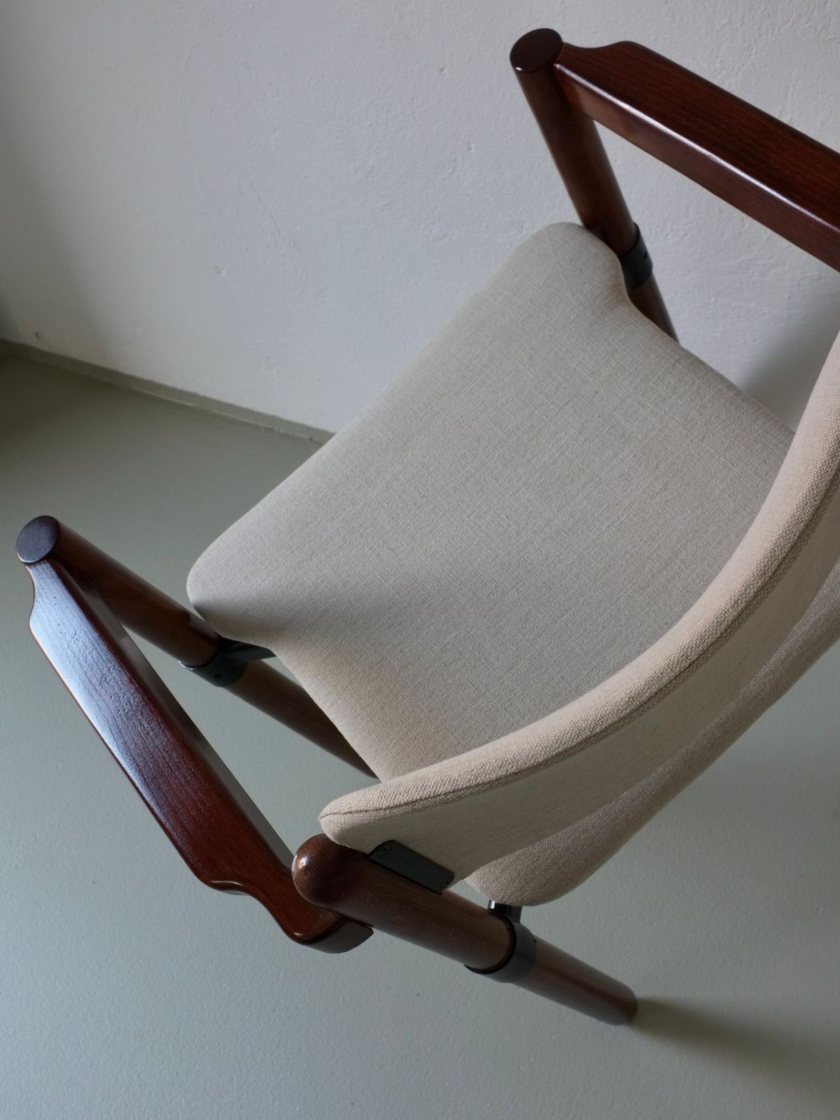 A set of 4 armchairs by Fröscher Sitform, Germany 1970s, features a light gray cushioned seat and backrest with a wooden frame. With rounded edges and a sleek finish from Veter Vintage, the design echoes timeless elegance when viewed from above on a gray floor.