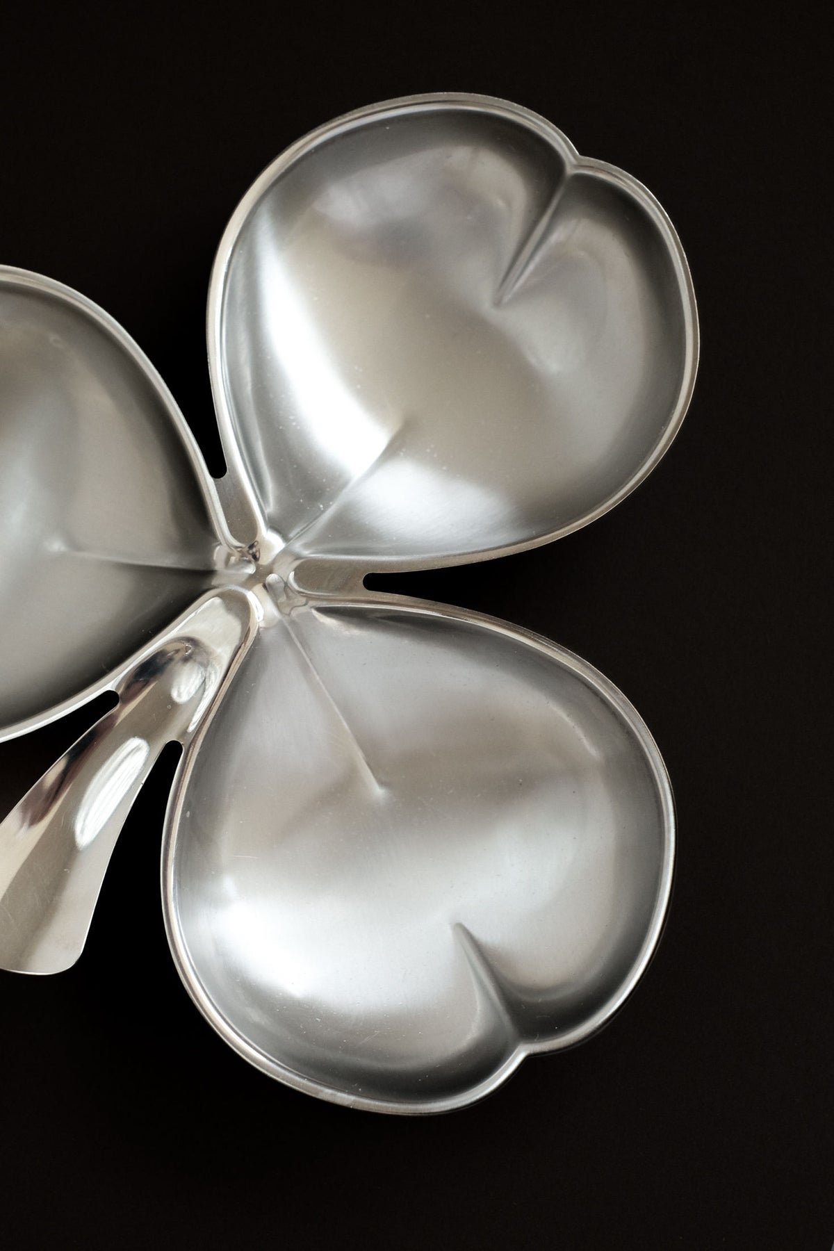 Silver metal cloverleaf vide-poche with scalloped compartments