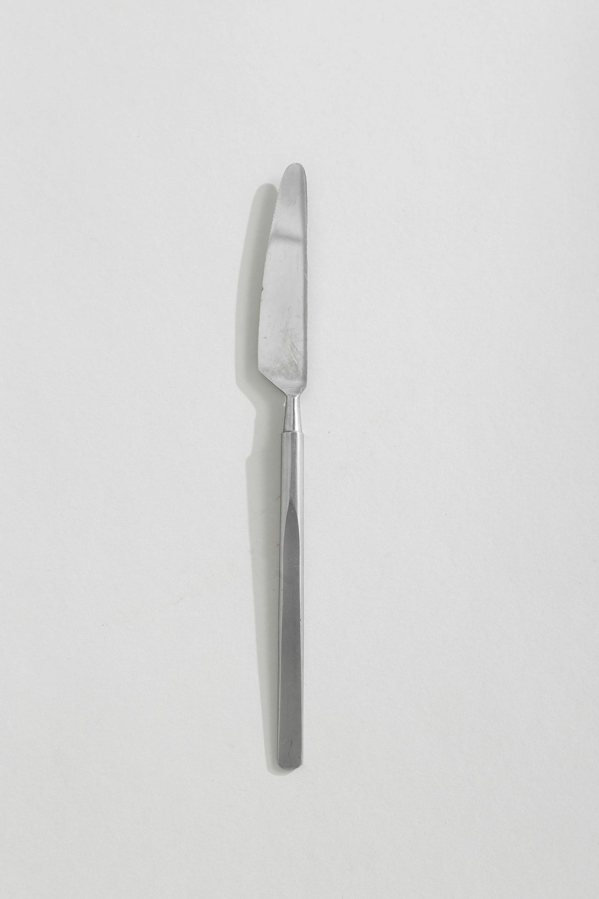 Erik Herløw Obelisk steel dinner knife profile view