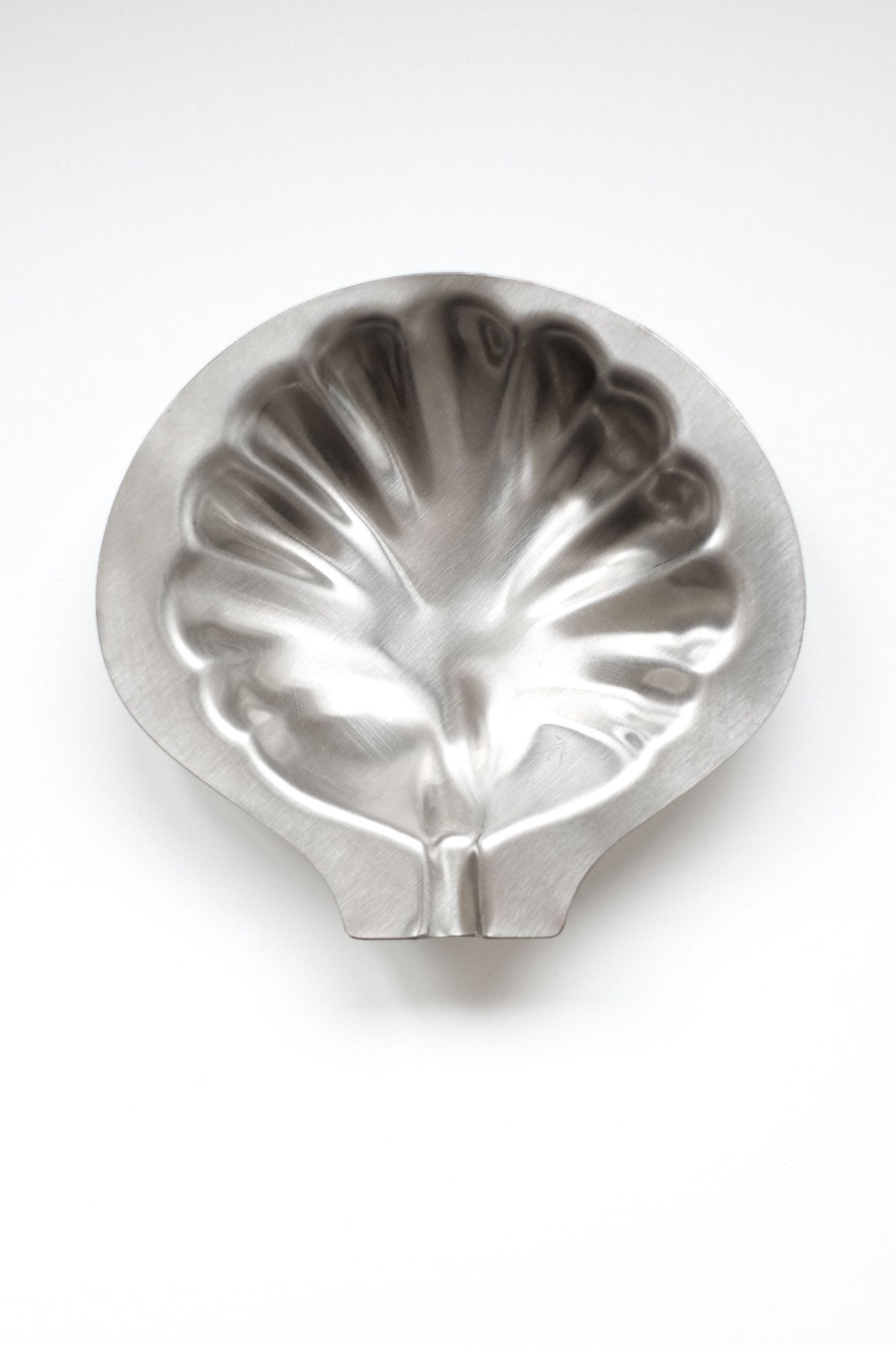 Brushed aluminum shell-shaped decorative dish detail view