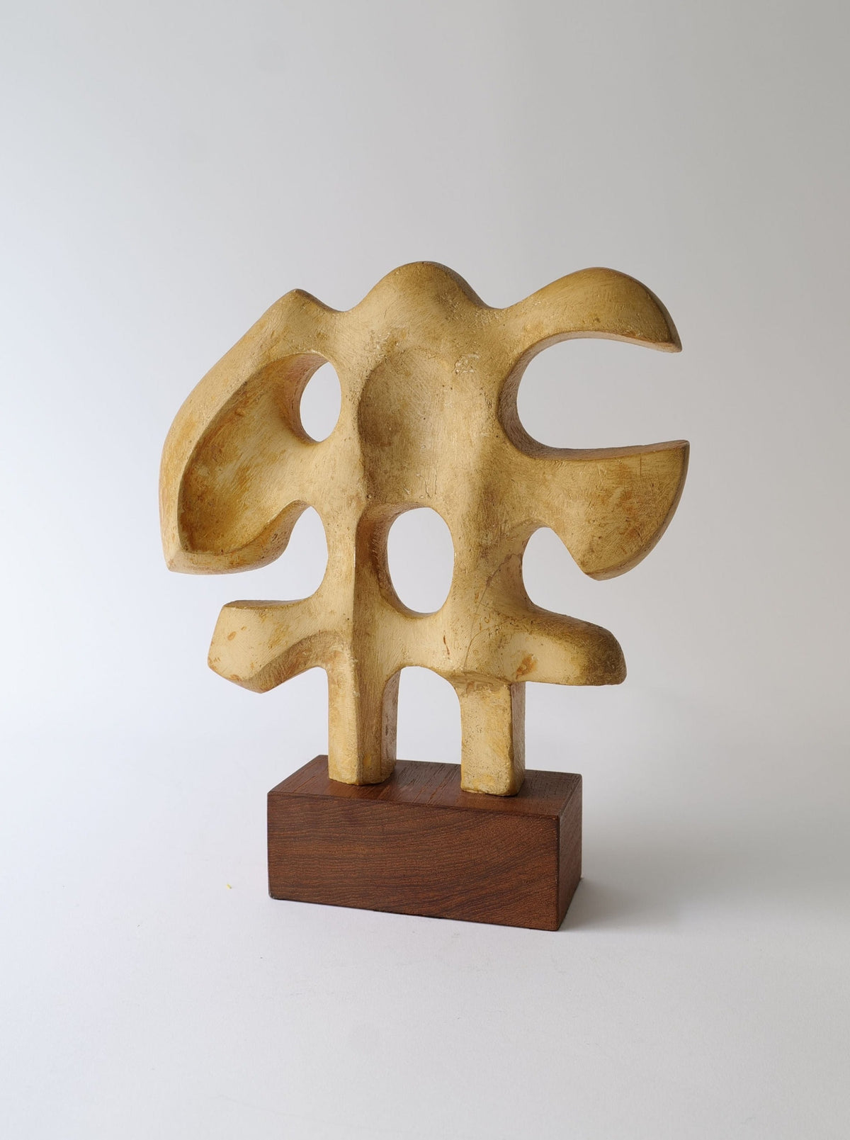 Sculpture Bertil Lundgren 1971 displayed in a modern gallery setting, showcasing its elegance and unique design
