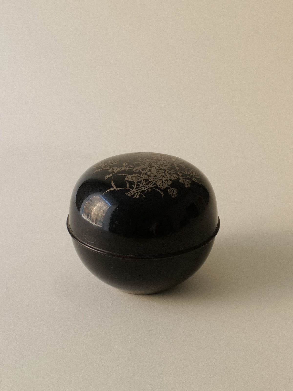 Black lacquered pewter box with engraved floral motifs, 1920s Art Deco