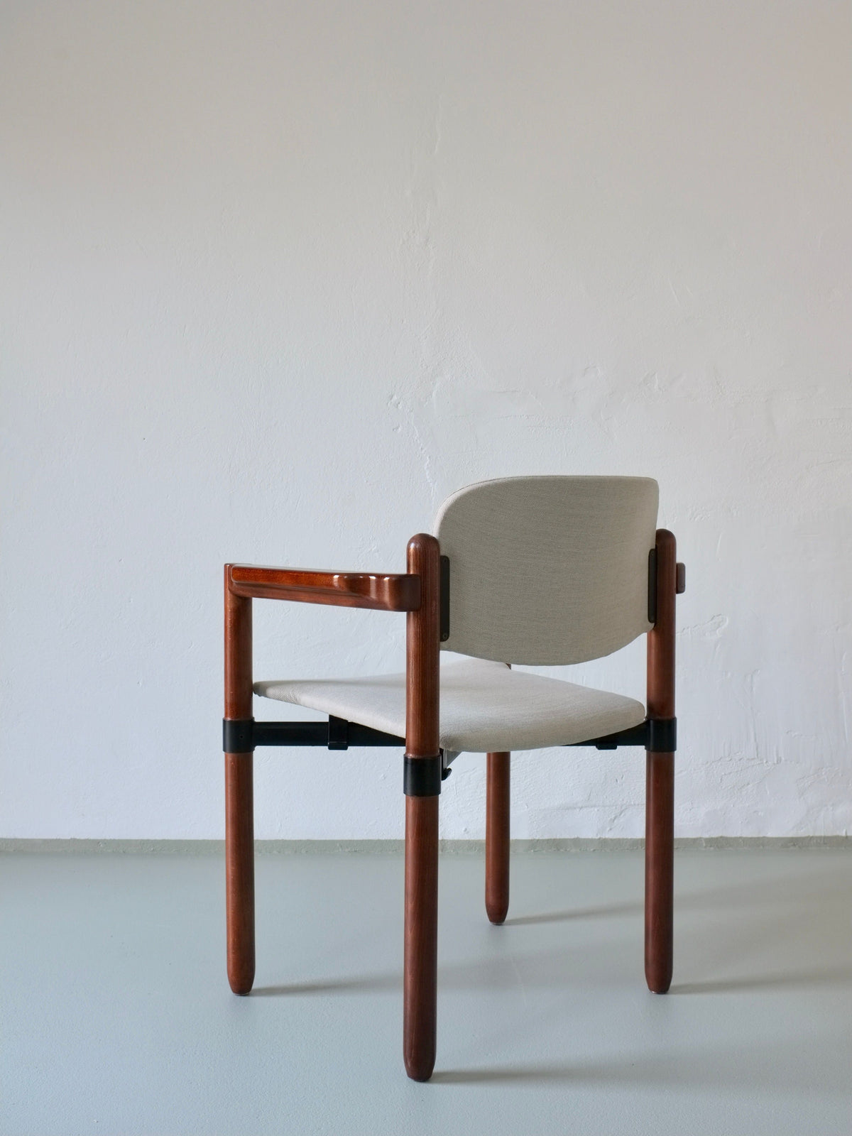 The Set of 4 Armchairs by Fröscher Sitform, Germany 1970s from Veter Vintage showcases a wooden frame with straight cylindrical legs and armrests, finished with a light gray fabric seat and backrest. They are displayed against a plain white wall on a light gray floor.