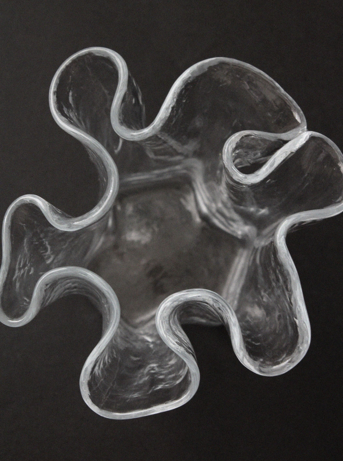 Clear glass Muurla vase with curved organic edges detail view