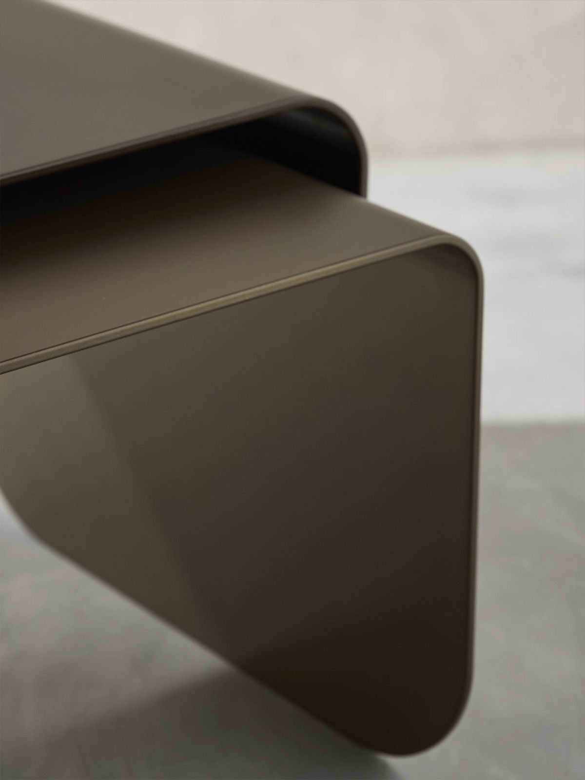 Curved olive green Double Jeu coffee table detail view