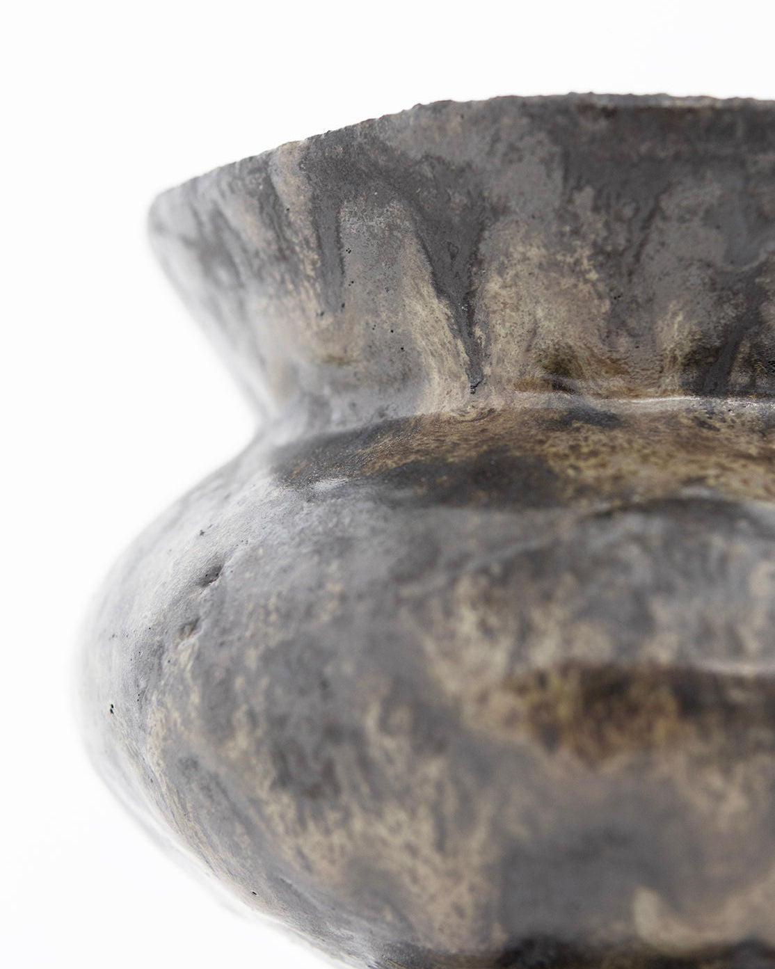 Close-up detail of Kylix Obsidiana vase rim showing natural stone texture