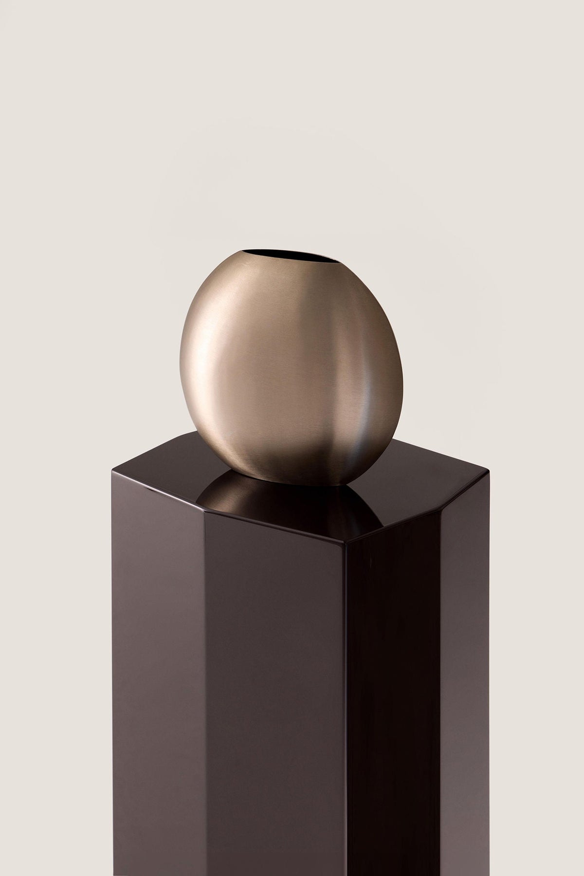 'Ame II' Lacquer Pedestal — close-up