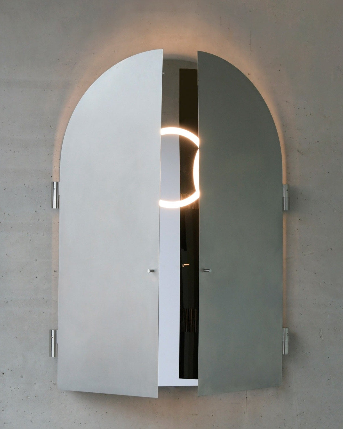 Triptych XL, stainless steel mirror — detail view