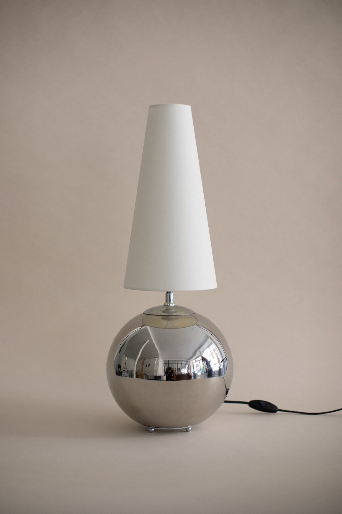 Setúbal chrome sphere table lamp with white conical shade by SÒLER