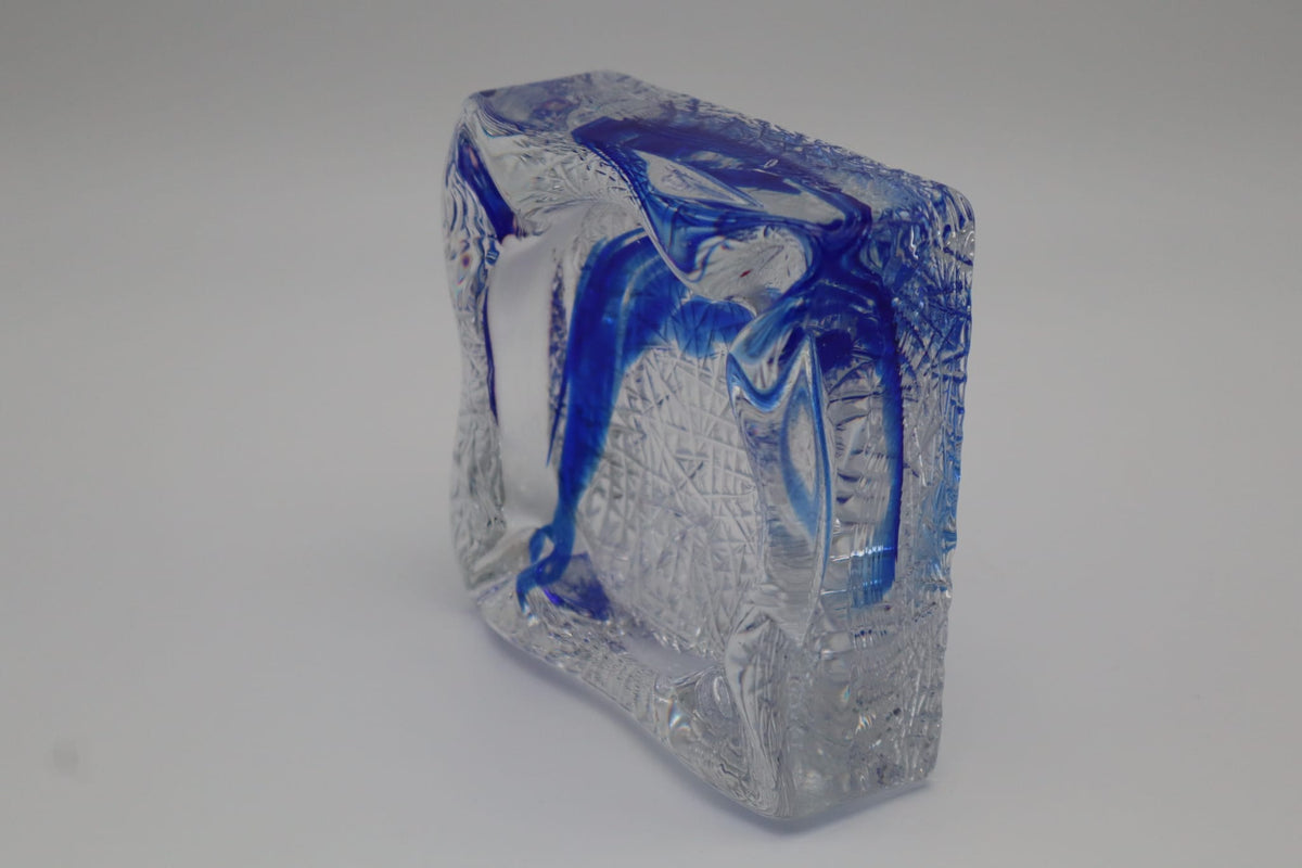 Kristalunie Maastricht crystal ashtray with cobalt blue figure, side view