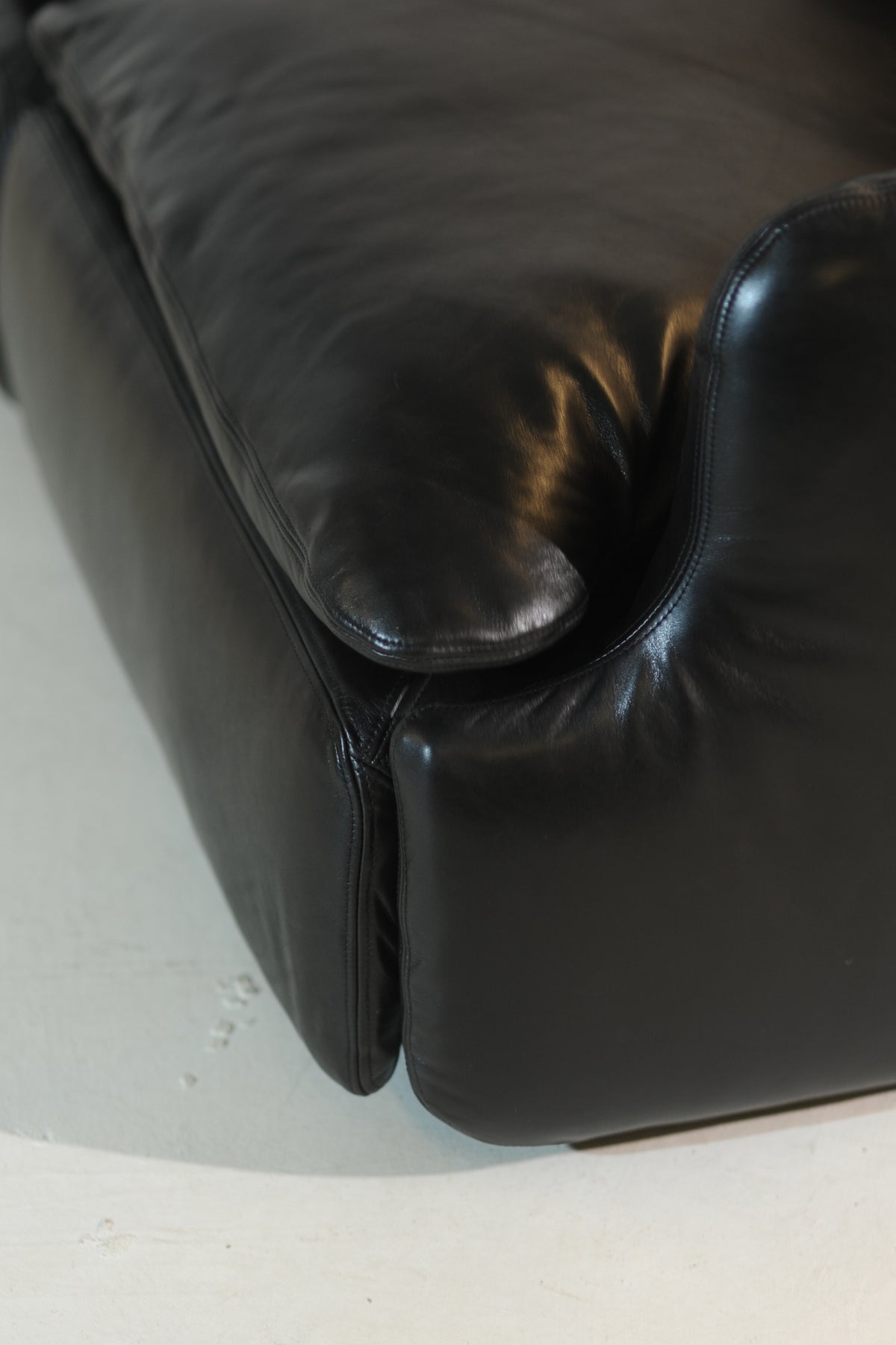 Alberto Rosselli for Saporiti Bold Sculptural “Confidential” Sofa, Italy 1970 — additional view