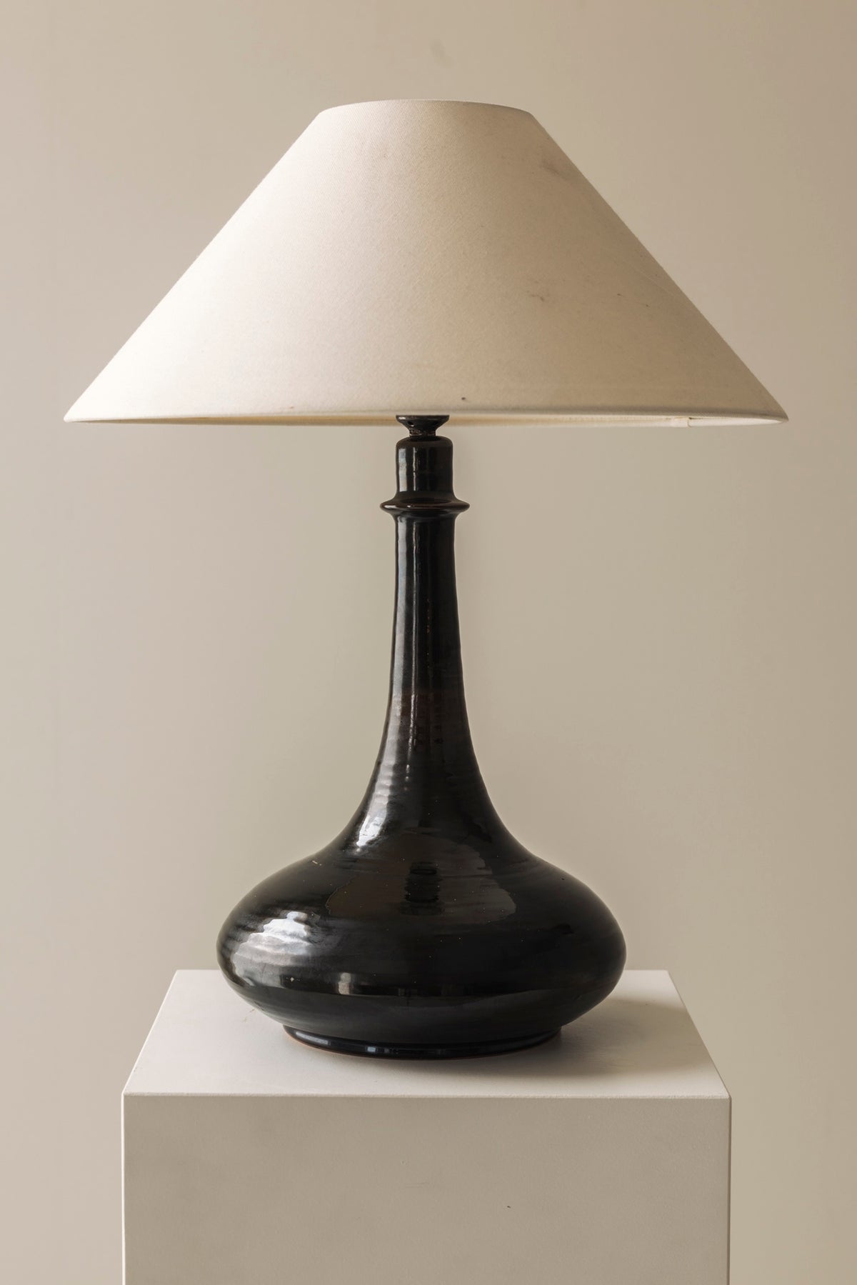 Elegant Set of Two identical French Ceramic Table Lamps, 1960s — close-up