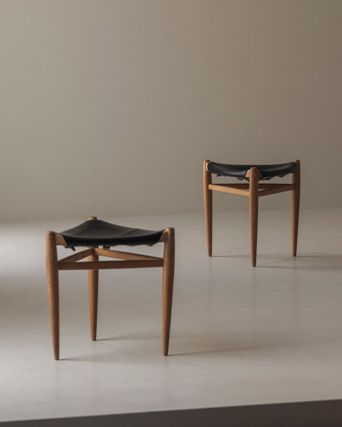 Rare Tripod Stool in Leather by Uno & Östen Kristiansson for Luxus, Sweden 1960s — detail view