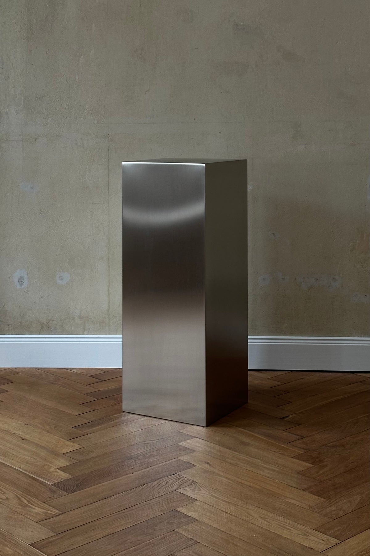 'NOSTALGIA' stainless steel pedestal by CARRARA Studio — variant detail