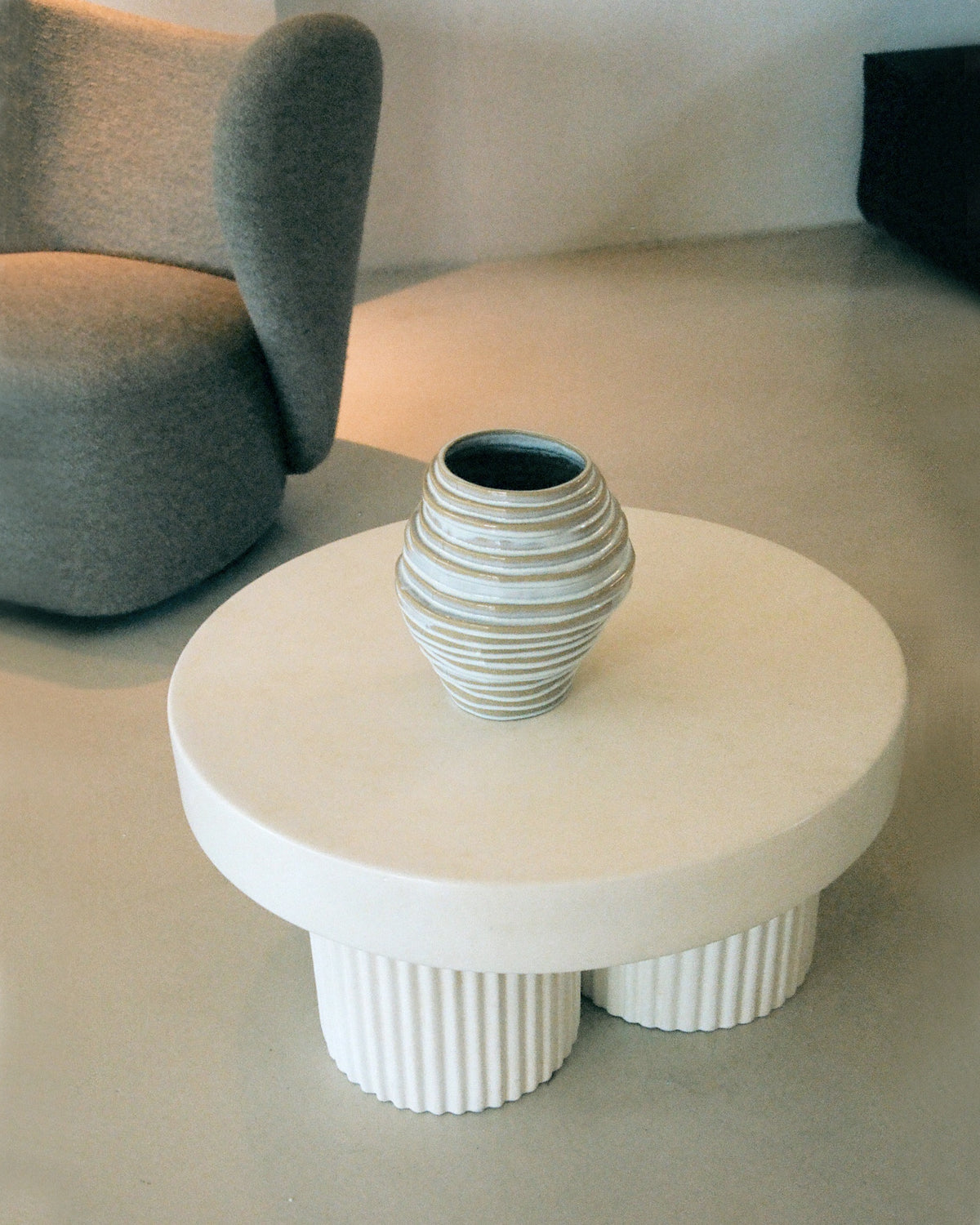 Alfonso Vase in Graphite — back view on round stone table