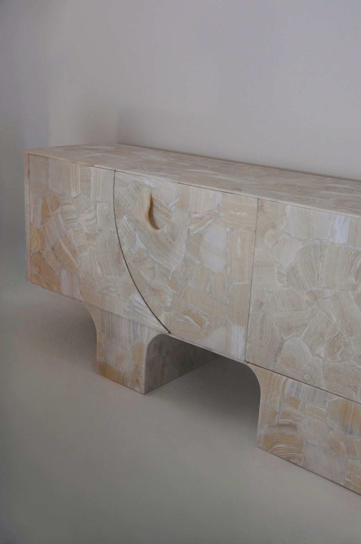 Eoli Credenza in White Onyx, Postmodern Sideboard/Cabinet — close-up of textured onyx surface