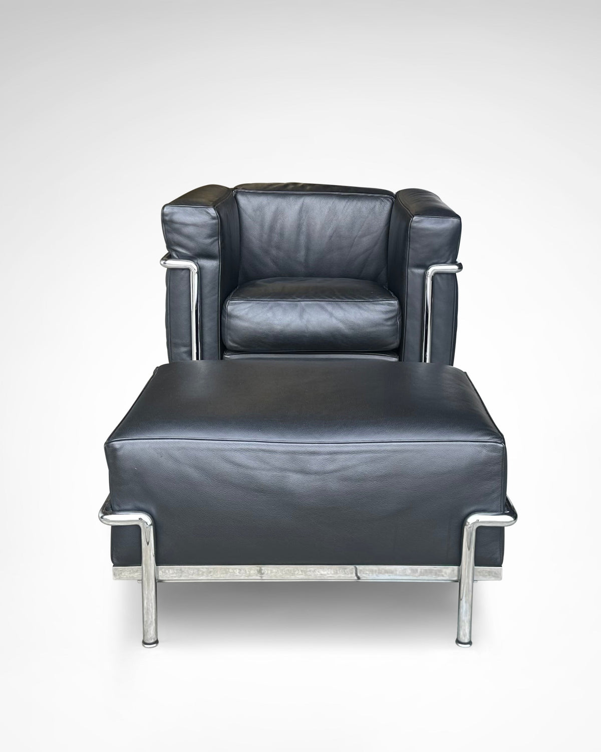 LC2 Armchair and Ottoman by Le Corbusier et al. for Cassina 1990s | The Oblist — black leather, modern design