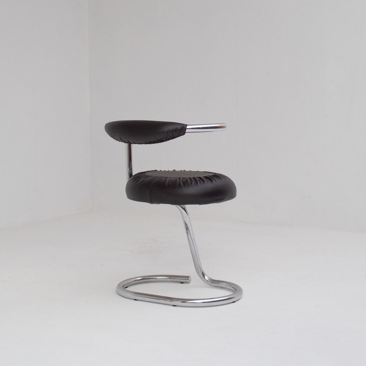 Set of 6 Cobra Chairs by Giotto Stoppino — close-up