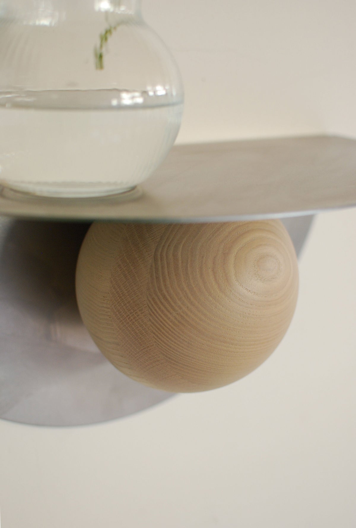 POP' Shelf in Steel and Ash Wood — top view showing round wooden support