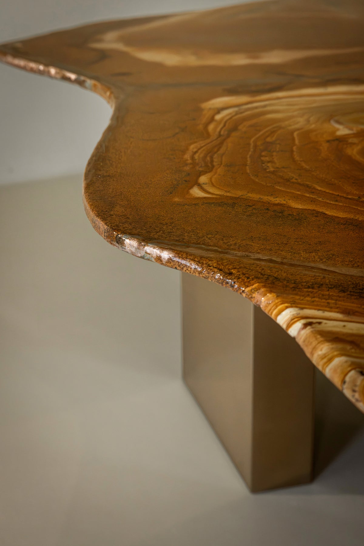 PALOMINO Marble Dining Table - Contemporary dining table in metal and stone — detail view