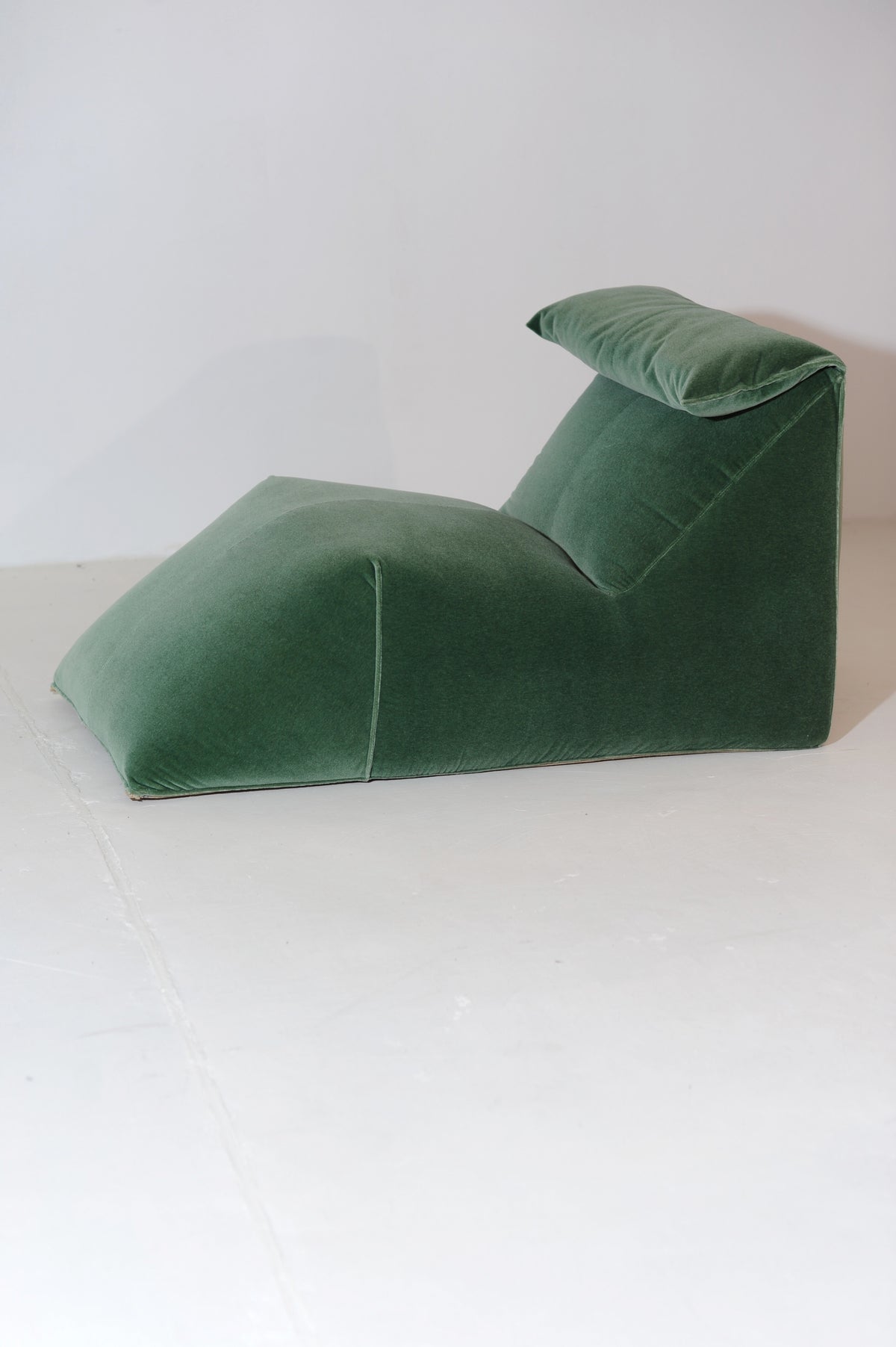 Le Bambole Chaise Lounge by Mario Bellini in Green Velvet Mohair Italy, 1971 — alternate view